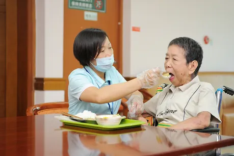 麻城養老院哪家好如何做到失能老人的進食護理-- 麻城紅墻家政養老公寓