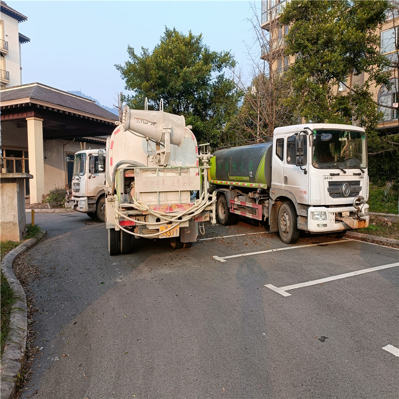 重慶灑水車發動機艙的清潔及養護，讓車輛更健康、更高效！-- 重慶誠信灑水車租賃公司  