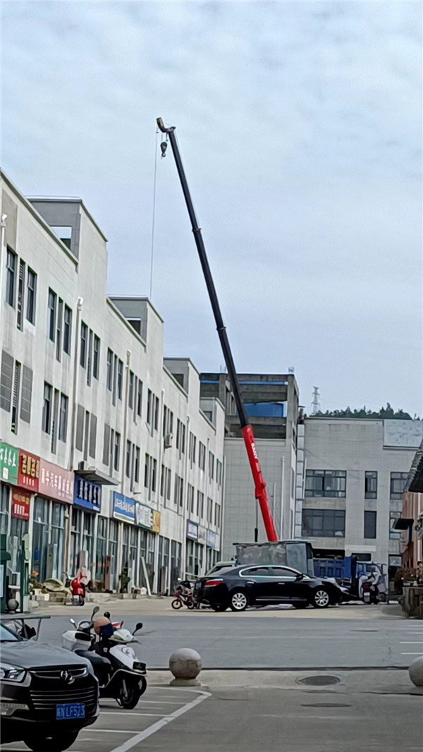 吊車出租在緊急工程中能及時(shí)響應(yīng)嗎？-- 金寨縣鼎力吊車出租有限公司