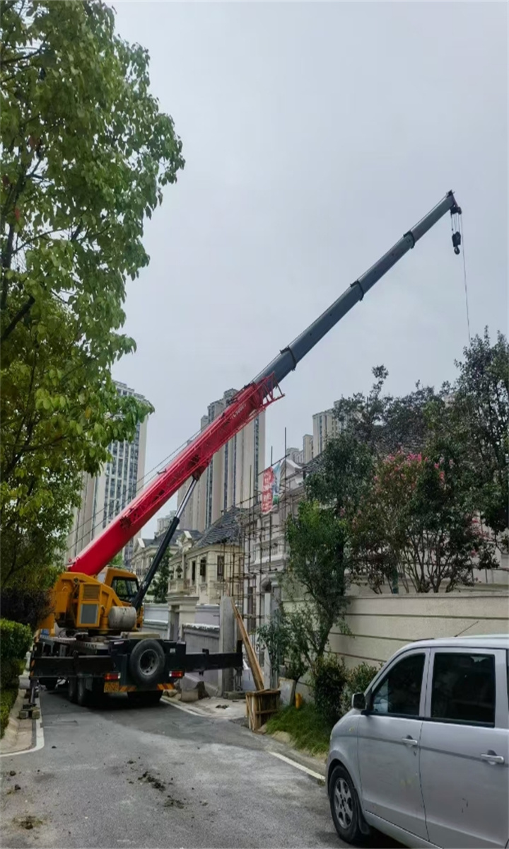 舞鋼市不同區(qū)域施工，咱的吊車隨車吊能靈活應(yīng)對(duì)嗎？-- 河南舞鋼市杰英吊車出租服務(wù)中心