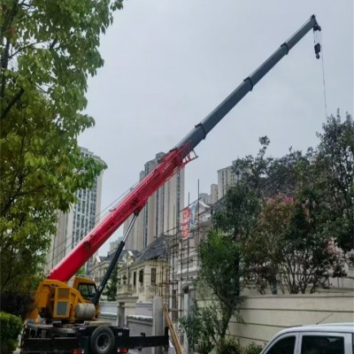 舞鋼市不同區(qū)域施工，咱的吊車隨車吊